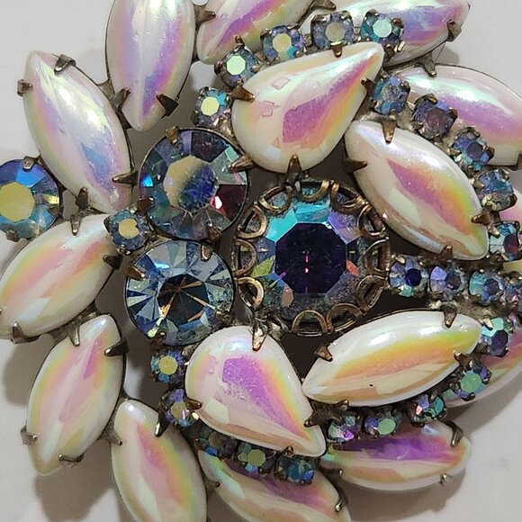 Weiss Brooch 2" milk glass and Aurora Borealis Rhinestones - Picture 2 of 6